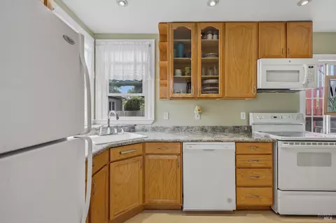 Kitchen - 257 13th St, Vallejo, CA 94590 photo 2 of 3