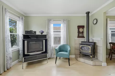Living - 257 13th St, Vallejo, CA 94590 photo 1 of 1