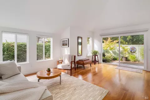 2328 Lakeview Dr, Santa Rosa, CA 95405