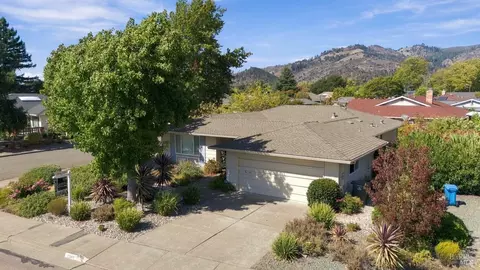 8940 Oakmont Dr, Santa Rosa, CA 95409