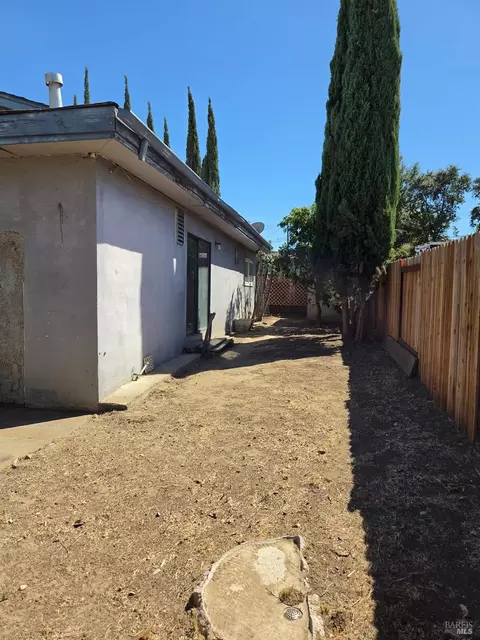 Exterior - 2124 Beard Ct, Vacaville, CA 95688 photo 5 of 7