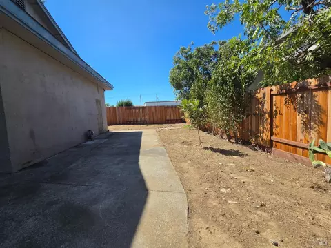 Exterior - 2124 Beard Ct, Vacaville, CA 95688 photo 4 of 7