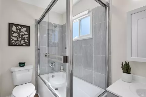 Bath - 2431 Oceanic Dr, Fairfield, CA 94533 photo 3 of 4
