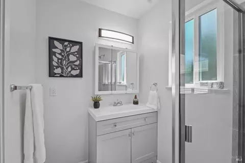 Bath - 2431 Oceanic Dr, Fairfield, CA 94533 photo 1 of 4