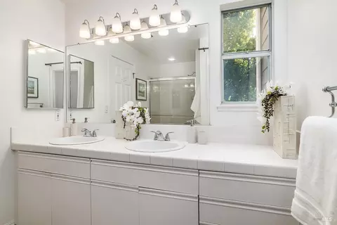 Bath - 41 Parkview Cir, Corte Madera, CA 94925 photo 1 of 3