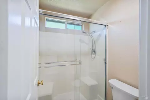 Bath - 1440 Ingrid Dr, Dixon, CA 95620 photo 2 of 3
