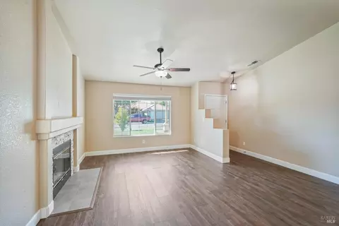 Living - 1440 Ingrid Dr, Dixon, CA 95620 photo 4 of 7