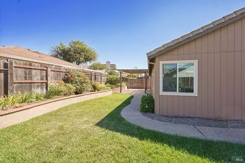Exterior - 1440 Ingrid Dr, Dixon, CA 95620 photo 10 of 14