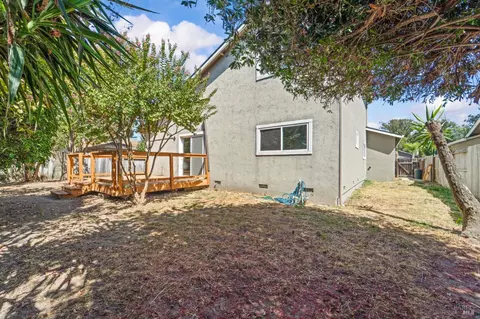 Exterior - 1086 Mockingbird Ln, Fairfield, CA 94533 photo 9 of 13