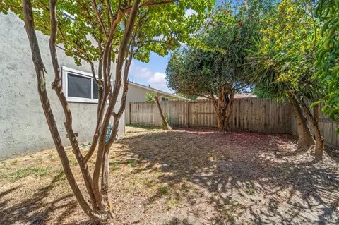 Exterior - 1086 Mockingbird Ln, Fairfield, CA 94533 photo 8 of 13