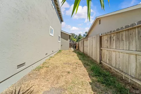 Exterior - 1086 Mockingbird Ln, Fairfield, CA 94533 photo 10 of 13