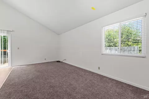 Living - 1086 Mockingbird Ln, Fairfield, CA 94533 photo 6 of 8