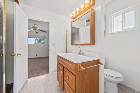 Bath - 1086 Mockingbird Ln, Fairfield, CA 94533 photo 4 of 4