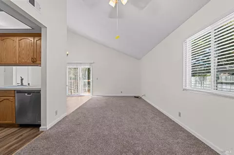 Living - 1086 Mockingbird Ln, Fairfield, CA 94533 photo 5 of 8