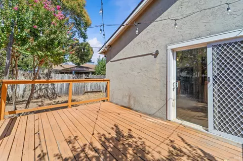 Exterior - 1086 Mockingbird Ln, Fairfield, CA 94533 photo 6 of 13