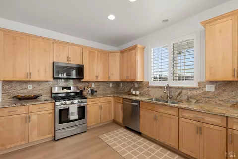 Kitchen - 5148 Blue Ct, Fairfield, CA 94534 photo 4 of 7