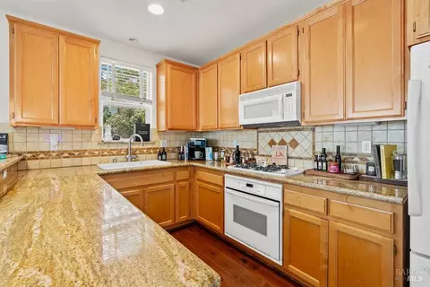 Kitchen - 1041 Mcclelland Dr, Windsor, CA 95492 photo 6 of 6