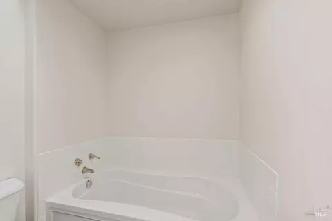 Bath - 1041 Mcclelland Dr, Windsor, CA 95492 photo 4 of 6