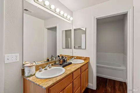 Bath - 1041 Mcclelland Dr, Windsor, CA 95492 photo 3 of 6