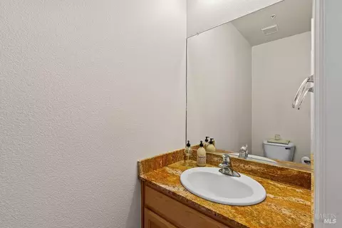 Bath - 1041 Mcclelland Dr, Windsor, CA 95492 photo 1 of 6