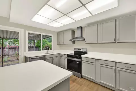 Kitchen - 506 Crestview Dr, Vacaville, CA 95688 photo 6 of 7