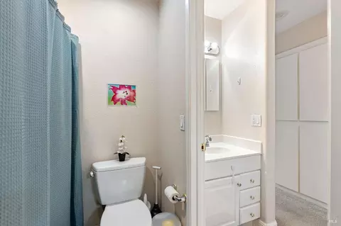 Bath - 369 Eldridge Ave, Vacaville, CA 95688 photo 2 of 3