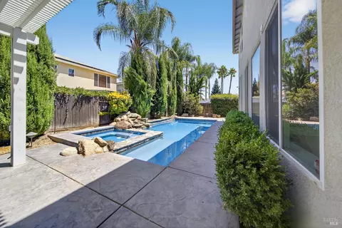 3034 W Clinton Ct, Visalia, CA 93291