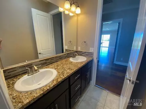 Bath - 8320 Shadi Ln, Winters, CA 95694 photo 5 of 7