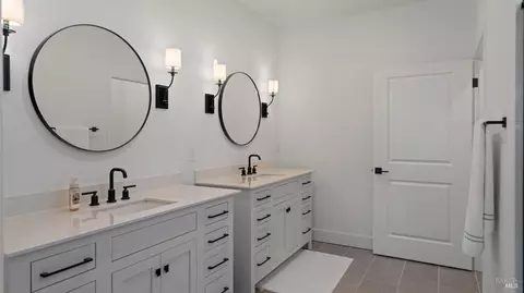 Bath - 325 Fable Ct, Dixon, CA 95620 photo 1 of 2