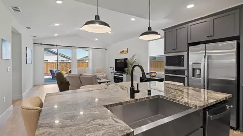 Kitchen - 325 Fable Ct, Dixon, CA 95620 photo 3 of 7