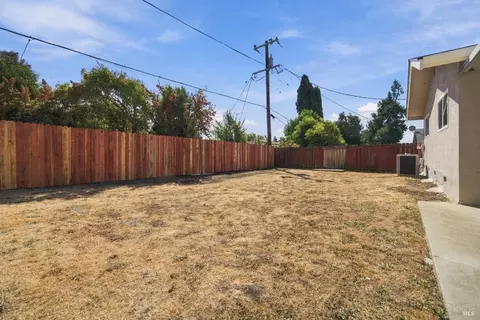 Exterior - 2260 Nottingham Dr, Fairfield, CA 94533 photo 5 of 6