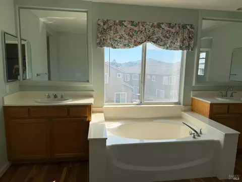 Bath - 3420 Edgewater Pl, Vallejo, CA 94591 photo 5 of 8