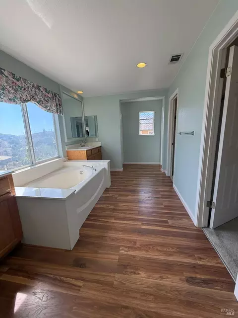 Bath - 3420 Edgewater Pl, Vallejo, CA 94591 photo 2 of 8