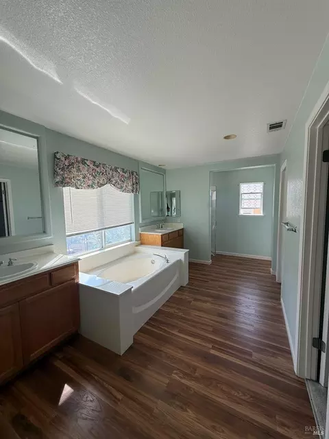 Bath - 3420 Edgewater Pl, Vallejo, CA 94591 photo 1 of 8