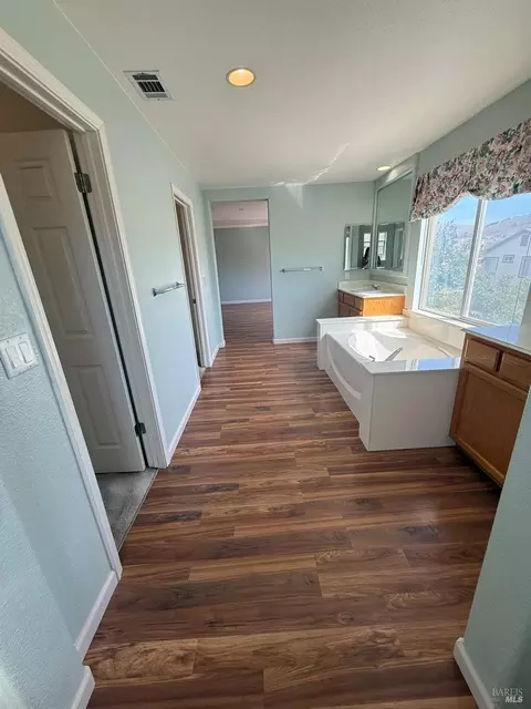 Bath - 3420 Edgewater Pl, Vallejo, CA 94591 photo 6 of 8