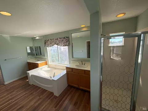 Bath - 3420 Edgewater Pl, Vallejo, CA 94591 photo 4 of 8