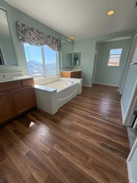Bath - 3420 Edgewater Pl, Vallejo, CA 94591 photo 3 of 8