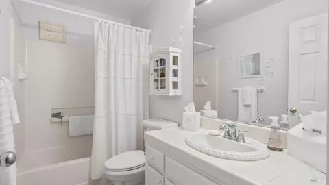 Bath - 18 Bay Tree Ct, Cotati, CA 94931 photo 1 of 2