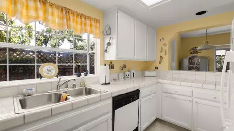 Kitchen - 18 Bay Tree Ct, Cotati, CA 94931 photo 2 of 4