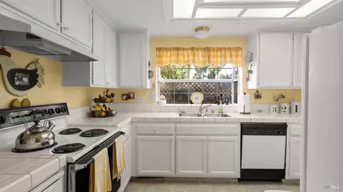 Kitchen - 18 Bay Tree Ct, Cotati, CA 94931 photo 1 of 4