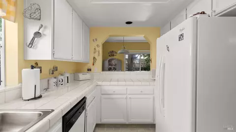Kitchen - 18 Bay Tree Ct, Cotati, CA 94931 photo 3 of 4