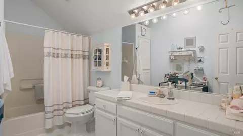 Bath - 18 Bay Tree Ct, Cotati, CA 94931 photo 2 of 2