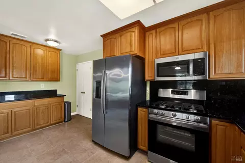 Kitchen - 348 Adobe Dr, Vacaville, CA 95687 photo 6 of 7