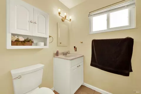 Bath - 348 Adobe Dr, Vacaville, CA 95687 photo 2 of 2