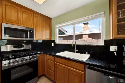 Kitchen - 348 Adobe Dr, Vacaville, CA 95687 photo 5 of 7
