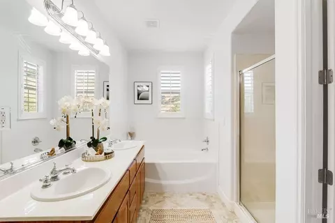 Bath - 6375 Newhaven Ln, Vallejo, CA 94591 photo 3 of 6