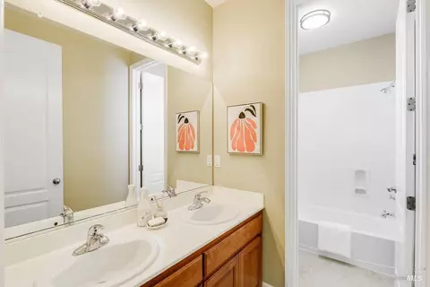 Bath - 6375 Newhaven Ln, Vallejo, CA 94591 photo 5 of 6