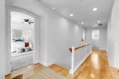 Entry Way - 6375 Newhaven Ln, Vallejo, CA 94591 photo 6 of 8