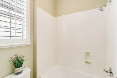 Bath - 6375 Newhaven Ln, Vallejo, CA 94591 photo 6 of 6