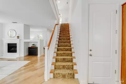 Entry Way - 6375 Newhaven Ln, Vallejo, CA 94591 photo 5 of 8